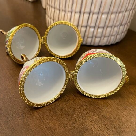 Pair of ceramic painted egg shaped trinket boxes - Picture 4 of 10